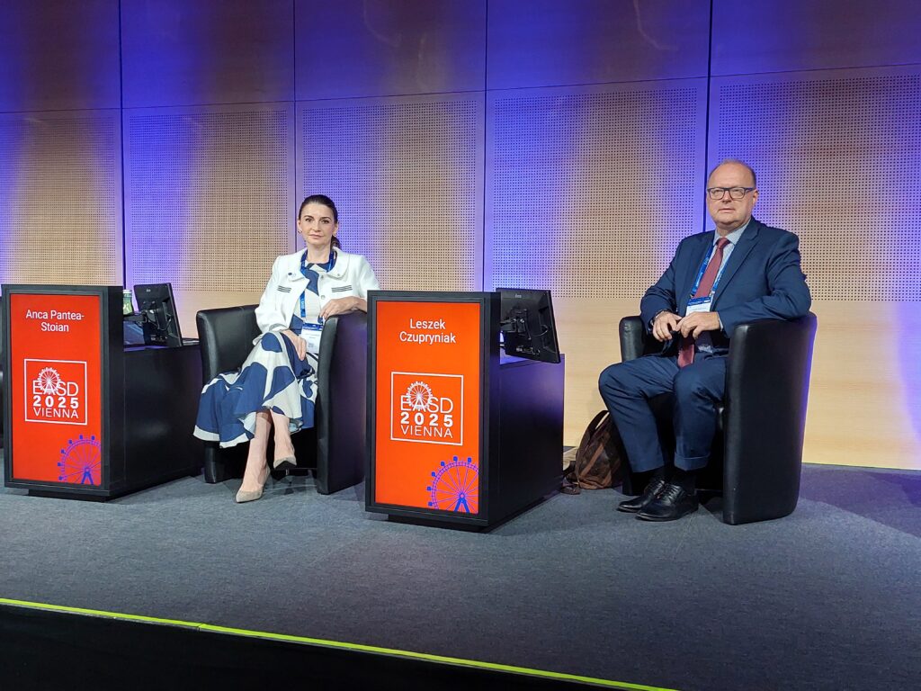 Professor Anca Pantea Stoian from Bucharest (Romania) and Professor Leszek Czupryniak from Warsaw (Poland) sit on the stage of the congress lecture hall and chair the session.